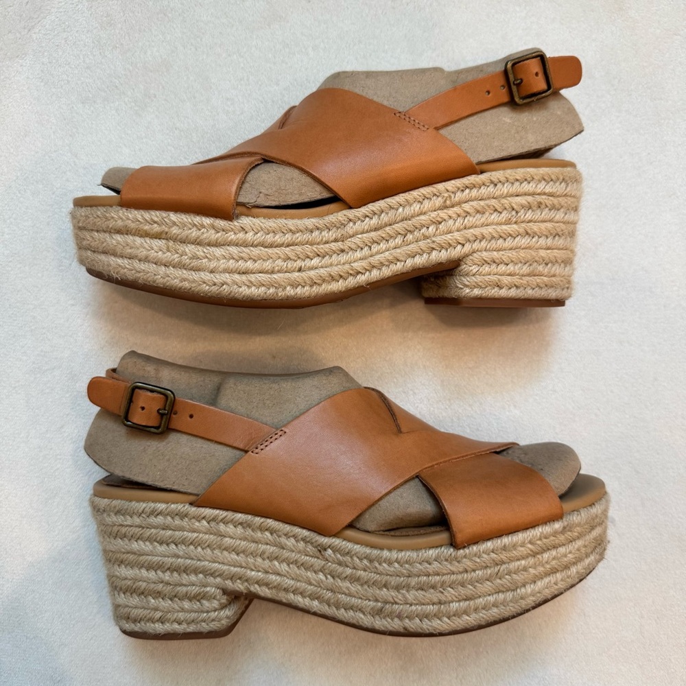 SOLUDOS Tan Platform Sandals